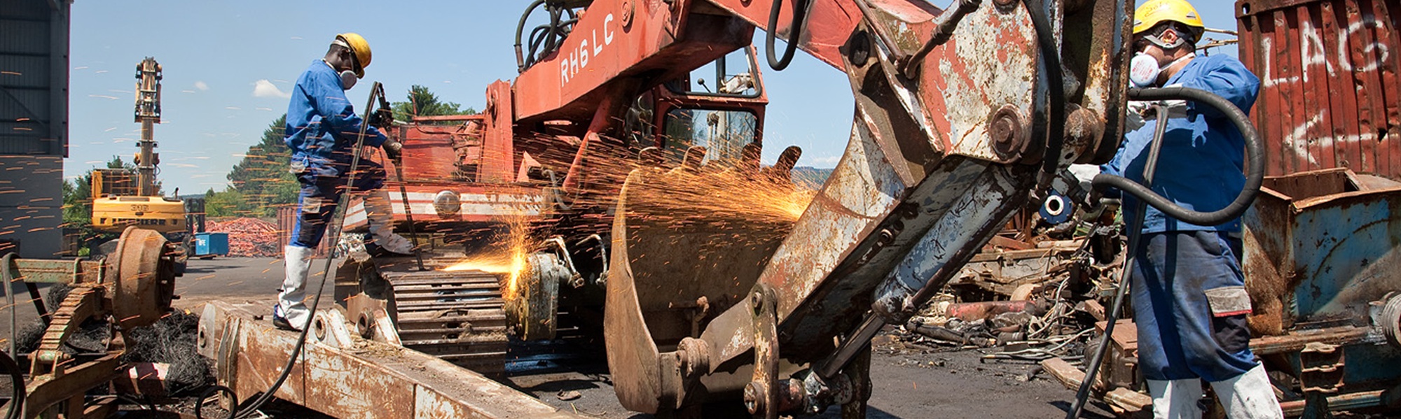 Zerlegen eines ausgemusterten Baggers mit Hilfe von Autogenschneidbrennern.