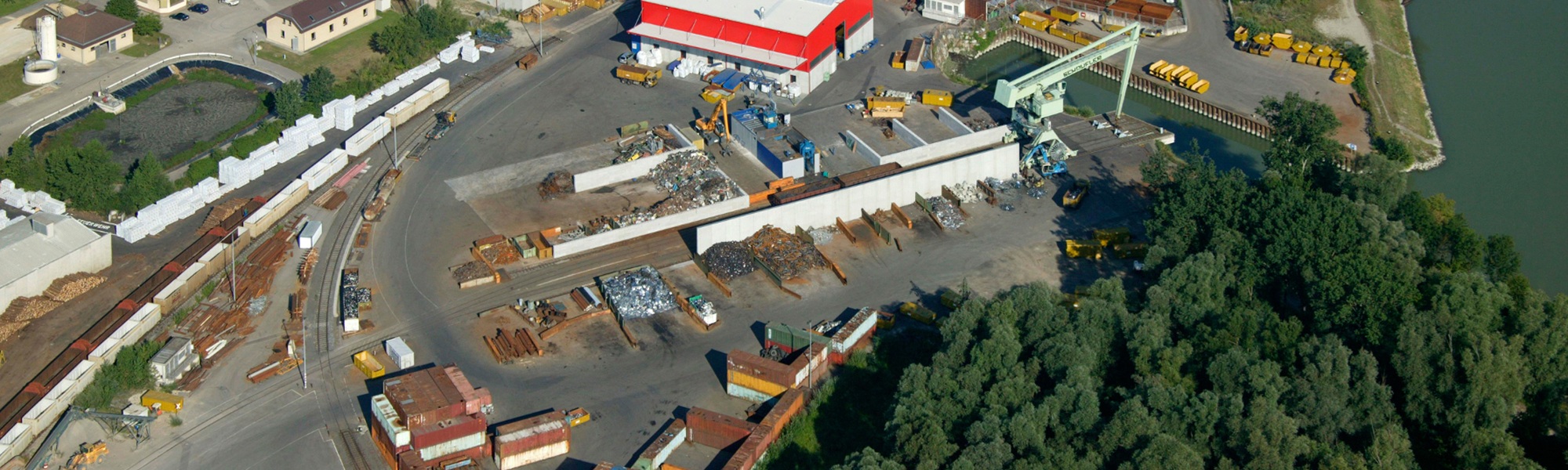 Luftbildaufnahme des Schaufler Firmengel&auml;ndes in Ybbs mit Fokus auf das Hafenbecken