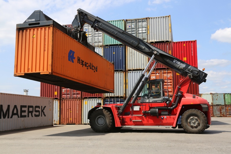Kalmar Containerstapler im Einsatz beim Umschlag von Containern.
