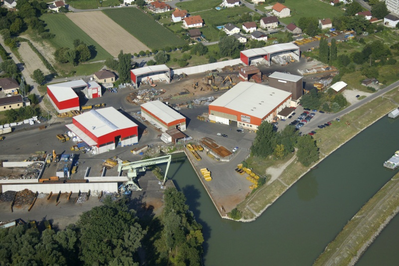 Hafenbecken der Schaufler GmbH in Ybbs mit angelegtem Transportschiff bereit zum L&ouml;schen der Ladung